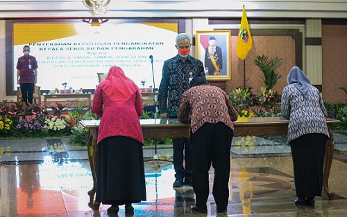 Kepala Sekolah SMAN/SMKN/SLBN di lingkungan Pemprov Jateng yang dilantik Gubernur Ganjar Pranowo menandatangani Pakta Integritas, pada acara Penyerahan Keputusan Pengangkatan Kepala Sekolah dan Pengarahan kepada Kepala SMAN, SMKN, dan SLBN di Lingkungan Pemerintah Provinsi Jawa Tengah, berlangsung di Gedung Gradhika Bhakti Praja, kompleks kantor Gubernur Jateng di Semarang, Selasa (12/7/2022)