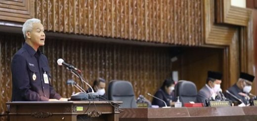 Gubernur Jawa Tengah Ganjar Pranowo menghadiri Rapat Paripurna DPRD Jateng yang membahas Rancangan Peraturan Daerah (Raperda) tentang Penyandang Disabilitas, di Gedung Berlian, Rabu (6/7)