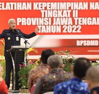 Gubernur Jawa Tengah, Ganjar Pranowo, memberikan arahan kepada peserta Pelatihan Kepemimpinan Nasional Tk II Angkatan XIII Provinsi Jawa Tengah, berlangsung di BPSDMD, Rabu (6/7)