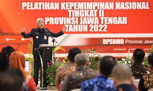Gubernur Jawa Tengah, Ganjar Pranowo, memberikan arahan kepada peserta Pelatihan Kepemimpinan Nasional Tk II Angkatan XIII Provinsi Jawa Tengah, berlangsung di BPSDMD, Rabu (6/7)