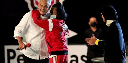 Salah seorang atlet Pesonas tiba-tiba naik ke panggung dan memeluk Gubernur Jateng Ganjar Pranowo yang sedang memberi sambutan pada acara penutupan Pekan Special Olympics Nasional (Pesonas) 2022 di Holy Stadium Kota Semarang, Kamis (7/7)