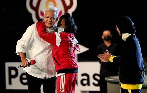Salah seorang atlet Pesonas tiba-tiba naik ke panggung dan memeluk Gubernur Jateng Ganjar Pranowo yang sedang memberi sambutan pada acara penutupan Pekan Special Olympics Nasional (Pesonas) 2022 di Holy Stadium Kota Semarang, Kamis (7/7)