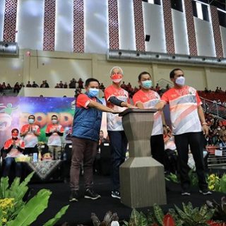 Gubernur Jateng Ganjar Pranowo didampingi Wali Kota Semarang Hendrar Prihadi membuka Popda Jateng 2022