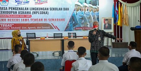 Gubernur Jateng Ganjar Pranowo meninjau SMKN Jateng Kampus Semarang dan melakukan dialog dengan siswa baru. Mereka berasal dari keluarga dengan berbagai latar belakang pekerjaan orang tuanya
