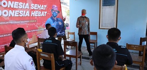 Gubernur Jawa Tengah, Ganjar Pranowo mengunjungi dan berdialog dengan siswa Sekolah Menengah Kejuruan Negeri (SMKN) Jawa Tengah di Purbalingga, Senin (25/7/2022). Kunjungan Ganjar juga dalam tangka melihat aktivitas belajar dan vaksinasi siswa-siswi