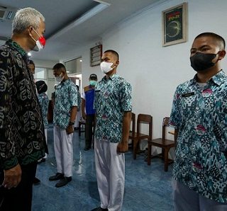 Gubernur Jateng Ganjar Pranowo meninjau SMK Negeri Jateng kampus Semarang dan melakukan dialog dengan siswa baru
