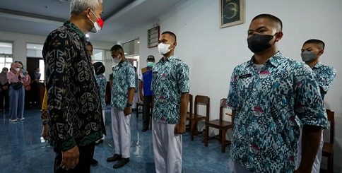 Gubernur Jateng Ganjar Pranowo meninjau SMK Negeri Jateng kampus Semarang dan melakukan dialog dengan siswa baru