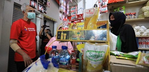 Gubernur Jawa Tengah Ganjar Pranowo keliling Pasar Manis Banyumas, Senin (18/7) pagi. Para pedagang menyampaikan ke Ganjar soal kenaikan beberapa barang kebutuhan