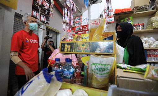 Gubernur Jawa Tengah Ganjar Pranowo keliling Pasar Manis Banyumas, Senin (18/7) pagi. Para pedagang menyampaikan ke Ganjar soal kenaikan beberapa barang kebutuhan