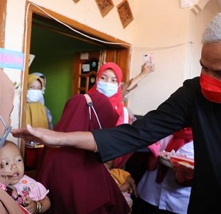 Gubernur Jawa Tengah, Ganjar Pranowo, berbincang dengan ibu-ibu yang memiliki bayi, di sela peresmian Rumah Anak Siapkan Generasi Anak Berprestasi (SIGAP) di Desa Kluwut, Kecamatan Bulakamba, Kabupaten Brebes, Kamis (21/7)
