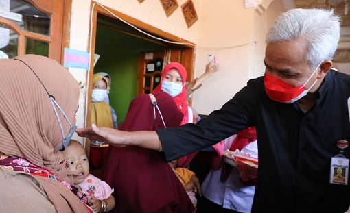 Gubernur Jawa Tengah, Ganjar Pranowo, berbincang dengan ibu-ibu yang memiliki bayi, di sela peresmian Rumah Anak Siapkan Generasi Anak Berprestasi (SIGAP) di Desa Kluwut, Kecamatan Bulakamba, Kabupaten Brebes, Kamis (21/7)