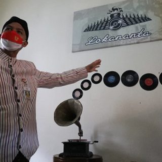 Gubernur Jawa Tengah, Ganjar Pranowo, mengunjungi dan berkeliling di ruang-ruang gedung Lokananta. Studio musik tertua di Indonesia itu akan segera direvitalisasi untuk menghilangkan kesan mistis dan lebih modern