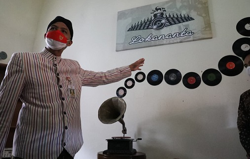 Gubernur Jawa Tengah, Ganjar Pranowo, mengunjungi dan berkeliling di ruang-ruang gedung Lokananta. Studio musik tertua di Indonesia itu akan segera direvitalisasi untuk menghilangkan kesan mistis dan lebih modern