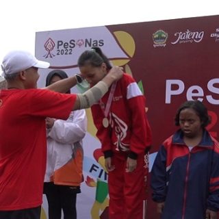 Gubernur Jawa Tengah, Ganjar Pranowo, mengalungkan medali pada para pemenang lompat jauh tanpa awalan putri di ajang Pekan Special Olympics Nasional (Pesonas) 2022 di GOR Tri Lomba Juang, Kota Semarang, Rabu (6/7/2022)