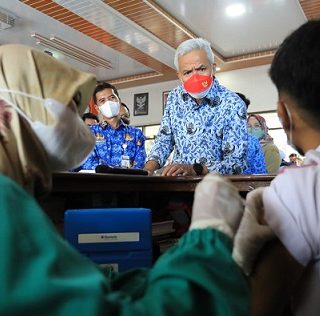 Gubernur Jateng Ganjar Pranowo meninjau vaksinasi booster di SMKN 2 Purwokerto, Senin (18/7). Ganjar minta vaksinasi booster di Jawa Tengan tiga bulan ke depan harus selesai
