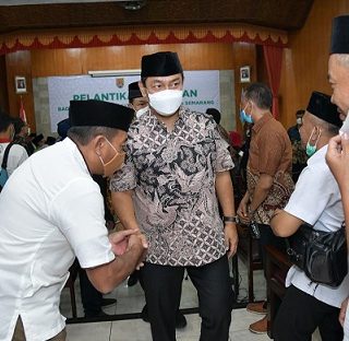 Wali Kota Semarang Hendrar Prihadi memberikan ucapan selamat kepada jajaran pengurus Baznas Kota Semarang periode 2022, di Balai Kota Semarang, baru-baru ini.