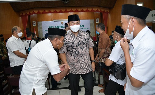 Wali Kota Semarang Hendrar Prihadi memberikan ucapan selamat kepada jajaran pengurus Baznas Kota Semarang periode 2022, di Balai Kota Semarang, baru-baru ini.