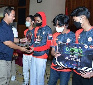 Wali Kota Semarang Hendrar Prihadi menyerahkan hadiah kepada para juara pada turnamen E-Sport Piala Wali Kota Semarang.