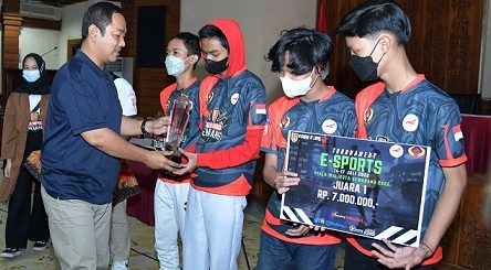 Wali Kota Semarang Hendrar Prihadi menyerahkan hadiah kepada para juara pada turnamen E-Sport Piala Wali Kota Semarang.