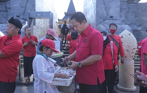 Wali Kota Semarang Hendrar Prihadi dihubungi saat berziarah ke Makam Bung Karno, Jumat (1/7). (Foto Dok: Humas Pemkot Semarang)