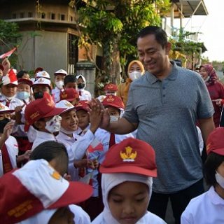 Wali Kota Semarang menyalami siswa-siswi saat menyambangi SD di Srondol Kulon, Semarang, baru-baru ini.
