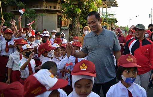 Wali Kota Semarang menyalami siswa-siswi saat menyambangi SD di Srondol Kulon, Semarang, baru-baru ini.