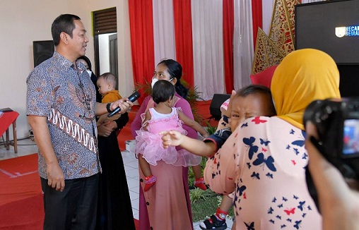 Wali Kota Semarang Hendrar Prihadi berdialog dengan ibu-ibu seusai me-launching program SI BENING