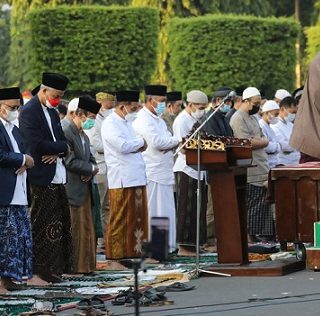 Gubernur Jateng Ganjar Pranowo melakukan salat Id di Lapangan Simpang Lima, Semarang, Minggu (10/7)