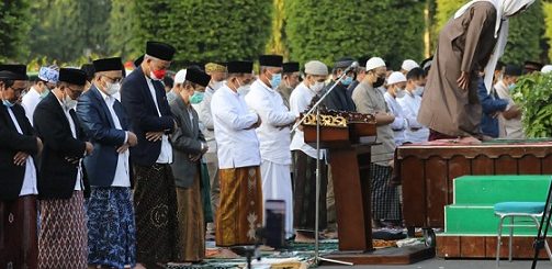 Gubernur Jateng Ganjar Pranowo melakukan salat Id di Lapangan Simpang Lima, Semarang, Minggu (10/7)