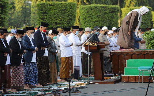 Gubernur Jateng Ganjar Pranowo melakukan salat Id di Lapangan Simpang Lima, Semarang, Minggu (10/7)