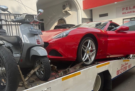 Sejumlah mobil yang menjadi barang bukti perkara penipuan investasi bodong Robot DNA Pro diserahkan ke Kejari Kota Bandung, Kamis (28/7).