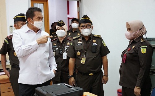 Jaksa Agung Burhanuddin memberi petunjuk para jaksa saat menyambangi Kejari Padang