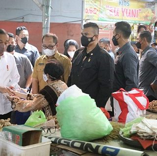 Presiden Joko Widodo melakukan kunjungan kerja di Kota Semarang. Selain memimpin Upacara HUT Bhayangkara ke-76 di Akpol, Presiden yang didampingi Gubernur Jateng Ganjar Pranowo juga membagikan bantuan pedagang di Pasar Peterongan