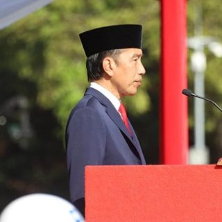 Presiden Joko Widodo memimpin upacara peringatan HUT Bhayangkara ke-76, di Akpol, Semarang, Selasa (5/7).