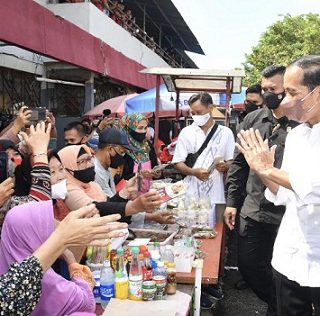 Pada kunjungan ke Kota Semarang, Presiden Joko Widodo memberikan bantuan masyarakat penerima manfaat Program Keluarga Harapan dan memantau harga sembako di Pasar Peterongan, Selasa (5/7). (Foto: Biro Pers, Media, dan Informasi Sekretariat Presiden)