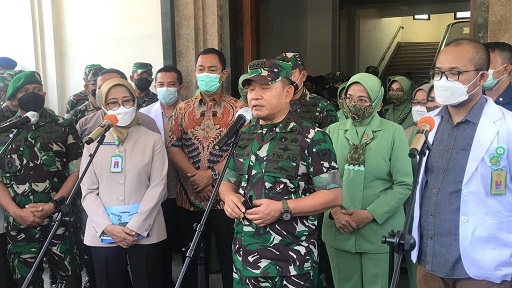KASAD Jenderal TNI Dudung Abdurachman memberi keterangan kepada wartawan sesuai menjenguk istri anggota TNI yang menjadi korban penembakan di RSUP dr Kariadi, Senin (25/7).