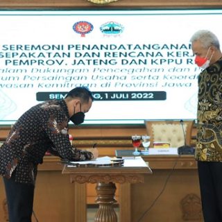 Ketua Komisi Pengawas Persaingan Usaha (KPPU) RI, Ukay Karyadi (kiri), menandatangani Nota Kesepakatan dan Rencana Kerja antara Pemprov Jateng dengan KPPU RI di Ruang Rapat Gedung A lantai 2, Jumat (1/7)