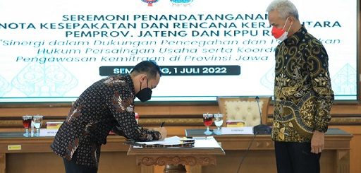 Ketua Komisi Pengawas Persaingan Usaha (KPPU) RI, Ukay Karyadi (kiri), menandatangani Nota Kesepakatan dan Rencana Kerja antara Pemprov Jateng dengan KPPU RI di Ruang Rapat Gedung A lantai 2, Jumat (1/7)