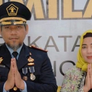 Kalapas Terbuka Kelas IIB Kendal, Rusdedy didampingi istri, menyampaikan rasa duka cita atas meninggalnya seorang bocah akibat penganiayaan petugas keamanan kapal Dharma Kencana VII