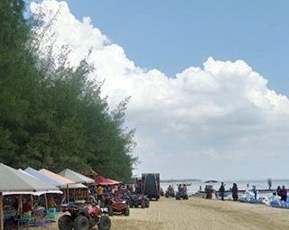 GAZEBO. Ratusan gazebo terpasang dan tertata rapi di hamparan Pantai Karangjahe Rembang, yang menambah keasrian sekaligus untuk berteduh wisatawan  