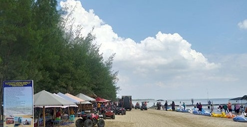 GAZEBO. Ratusan gazebo terpasang dan tertata rapi di hamparan Pantai Karangjahe Rembang, yang menambah keasrian sekaligus untuk berteduh wisatawan  