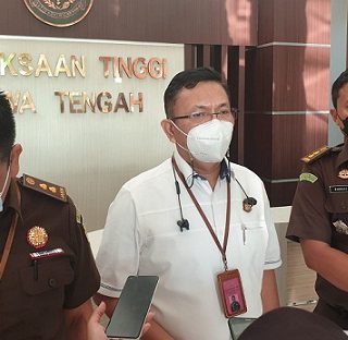Asisten Tindak Pidana Khusus (Aspidsus) Sumurung Pandapotan Simaremare didampingi Kepala Seksi Penyidikan (Kasidik) Leo Jimmy Agustinus, dan Kepala Seksi Penerangan Hukum Kejati Jateng Bambang Tedjo P, di Kantor Kejaksaan Tinggi Jateng, Semarang, Kamis (7/7).