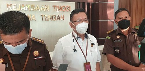 Asisten Tindak Pidana Khusus (Aspidsus) Sumurung Pandapotan Simaremare didampingi Kepala Seksi Penyidikan (Kasidik) Leo Jimmy Agustinus, dan Kepala Seksi Penerangan Hukum Kejati Jateng Bambang Tedjo P, di Kantor Kejaksaan Tinggi Jateng, Semarang, Kamis (7/7).