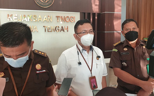 Asisten Tindak Pidana Khusus (Aspidsus) Sumurung Pandapotan Simaremare didampingi Kepala Seksi Penyidikan (Kasidik) Leo Jimmy Agustinus, dan Kepala Seksi Penerangan Hukum Kejati Jateng Bambang Tedjo P, di Kantor Kejaksaan Tinggi Jateng, Semarang, Kamis (7/7).