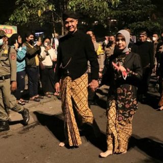 Gubernur Jawa Tengah, Ganjar Pranowo dan istri, Siti Atikoh, mengikuti prosesi Kirab Pusaka Dalem 1 Sura EHE 1956, Jumat (29/7) malam