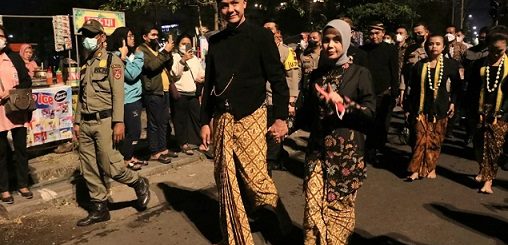 Gubernur Jawa Tengah, Ganjar Pranowo dan istri, Siti Atikoh, mengikuti prosesi Kirab Pusaka Dalem 1 Sura EHE 1956, Jumat (29/7) malam