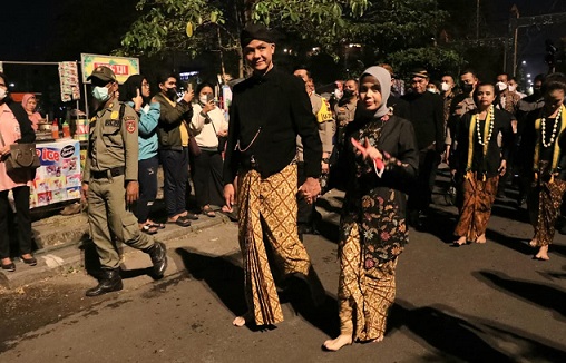 Gubernur Jawa Tengah, Ganjar Pranowo dan istri, Siti Atikoh, mengikuti prosesi Kirab Pusaka Dalem 1 Sura EHE 1956, Jumat (29/7) malam