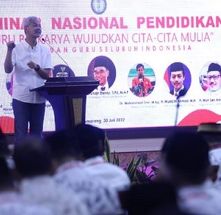 Gubernur Jawa Tengah, Ganjar Pranowo hadir dan membuka Kongres ke-3 Persatuan Guru Seluruh Indonesia (PGSI) di Gedung Gradhika Bhakti Praja, Semarang, Sabtu (30/7/2022)