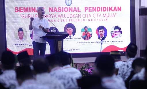 Gubernur Jawa Tengah, Ganjar Pranowo hadir dan membuka Kongres ke-3 Persatuan Guru Seluruh Indonesia (PGSI) di Gedung Gradhika Bhakti Praja, Semarang, Sabtu (30/7/2022)