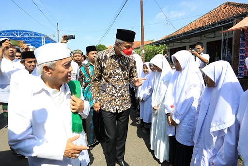 Gubernur Jateng Ganjar Pranowo disambut pengasuh Ponpes An-Nawawi Purworejo, KH Achmad Chalwani Nawawi, dan para santri saat menghadiri pengajian Sewelasan dan Bai'at Thariqot, Minggu (17/7)